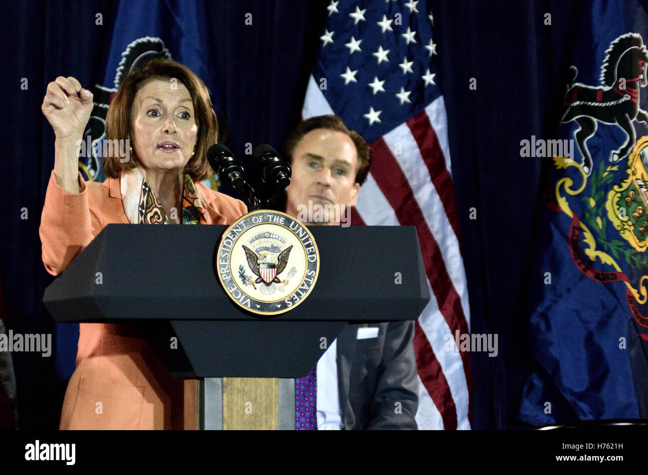 Vize-Präsident Joe Biden und Haus demokratische Führer Nancy Pelosi Überschrift Philadelphia demokratische City Committee Jefferson-Ja Stockfoto