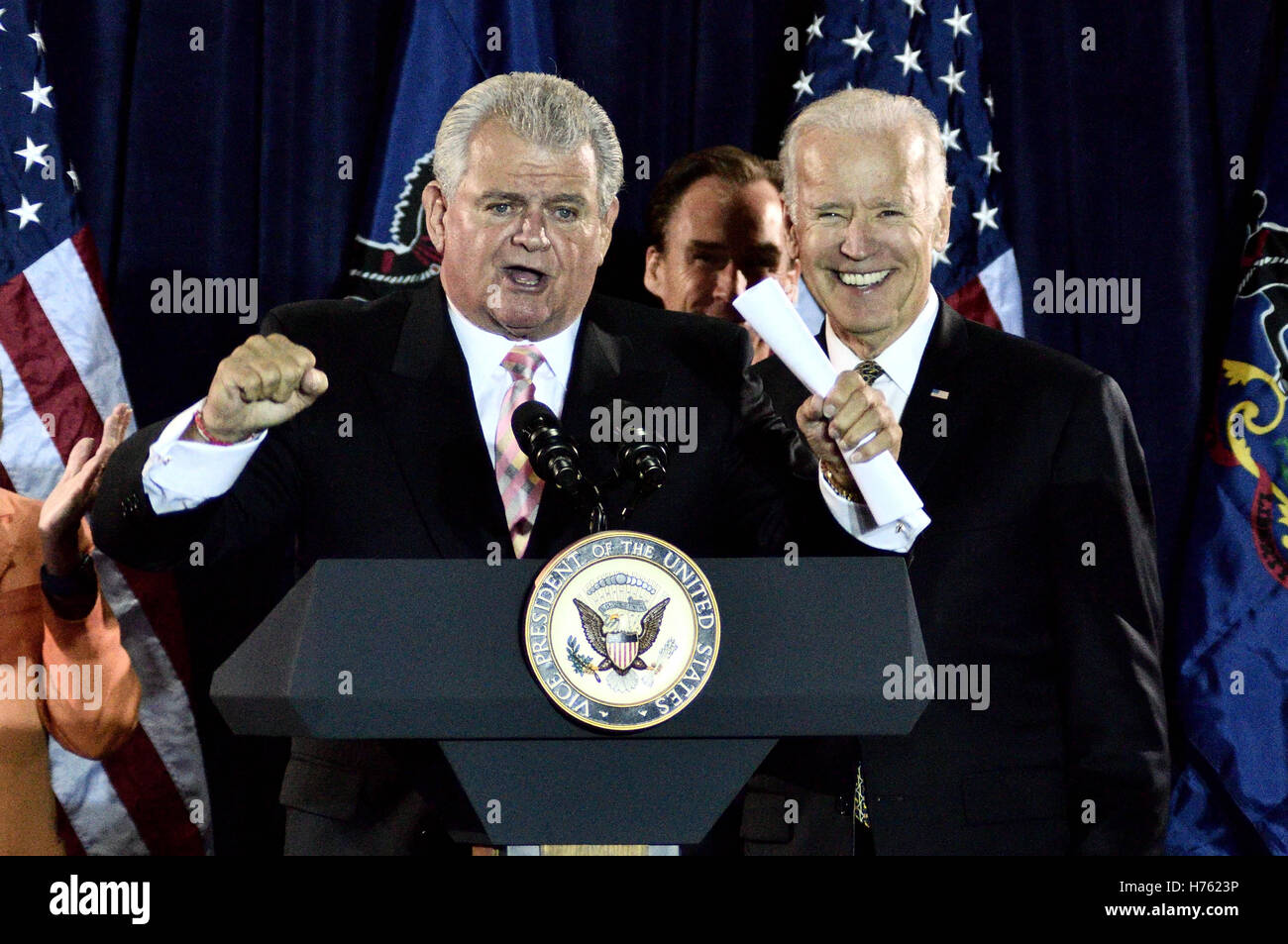 Vize-Präsident Joe Biden und Haus demokratische Führer Nancy Pelosi Überschrift Philadelphia demokratische City Committee Jefferson-Ja Stockfoto