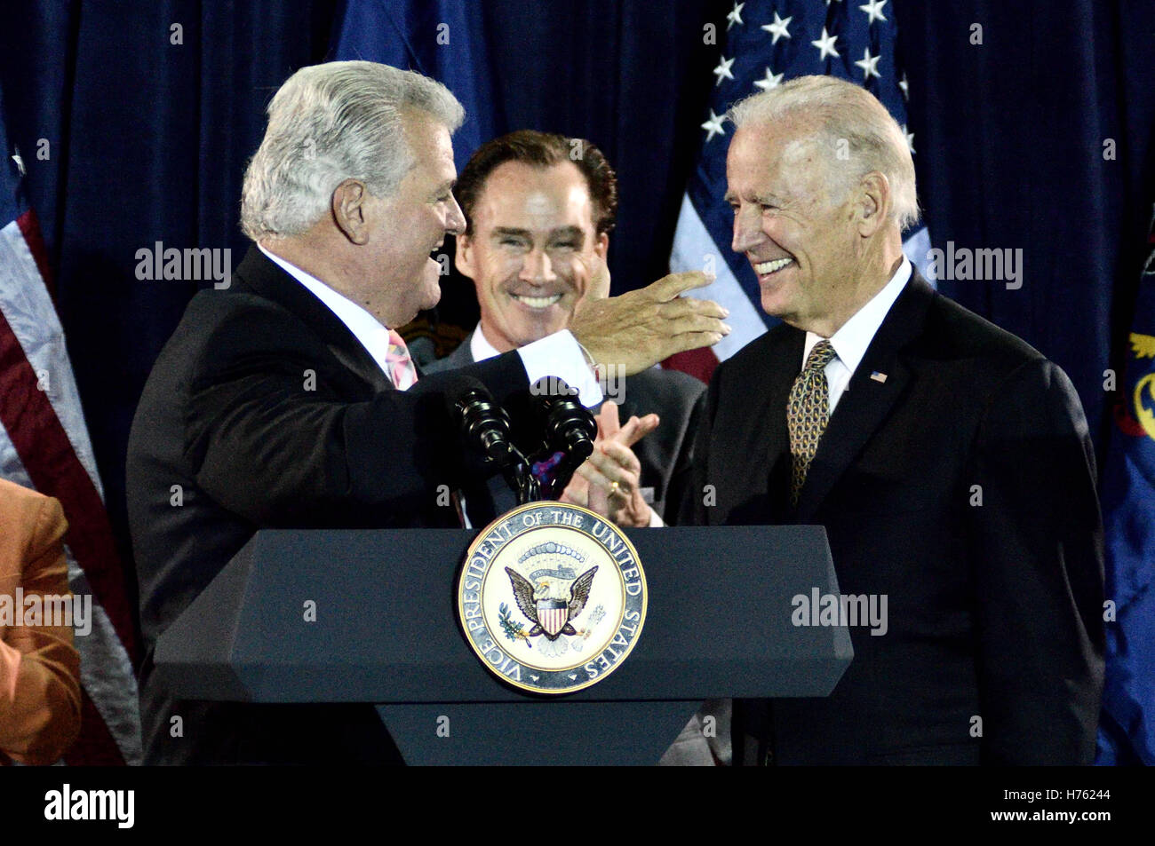 Vize-Präsident Joe Biden und Haus demokratische Führer Nancy Pelosi Überschrift Philadelphia demokratische City Committee Jefferson-Ja Stockfoto