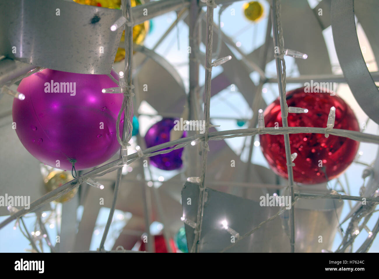 Weihnachten Goldene Kugeln rot blau lila Stahlkäfig Stockfoto