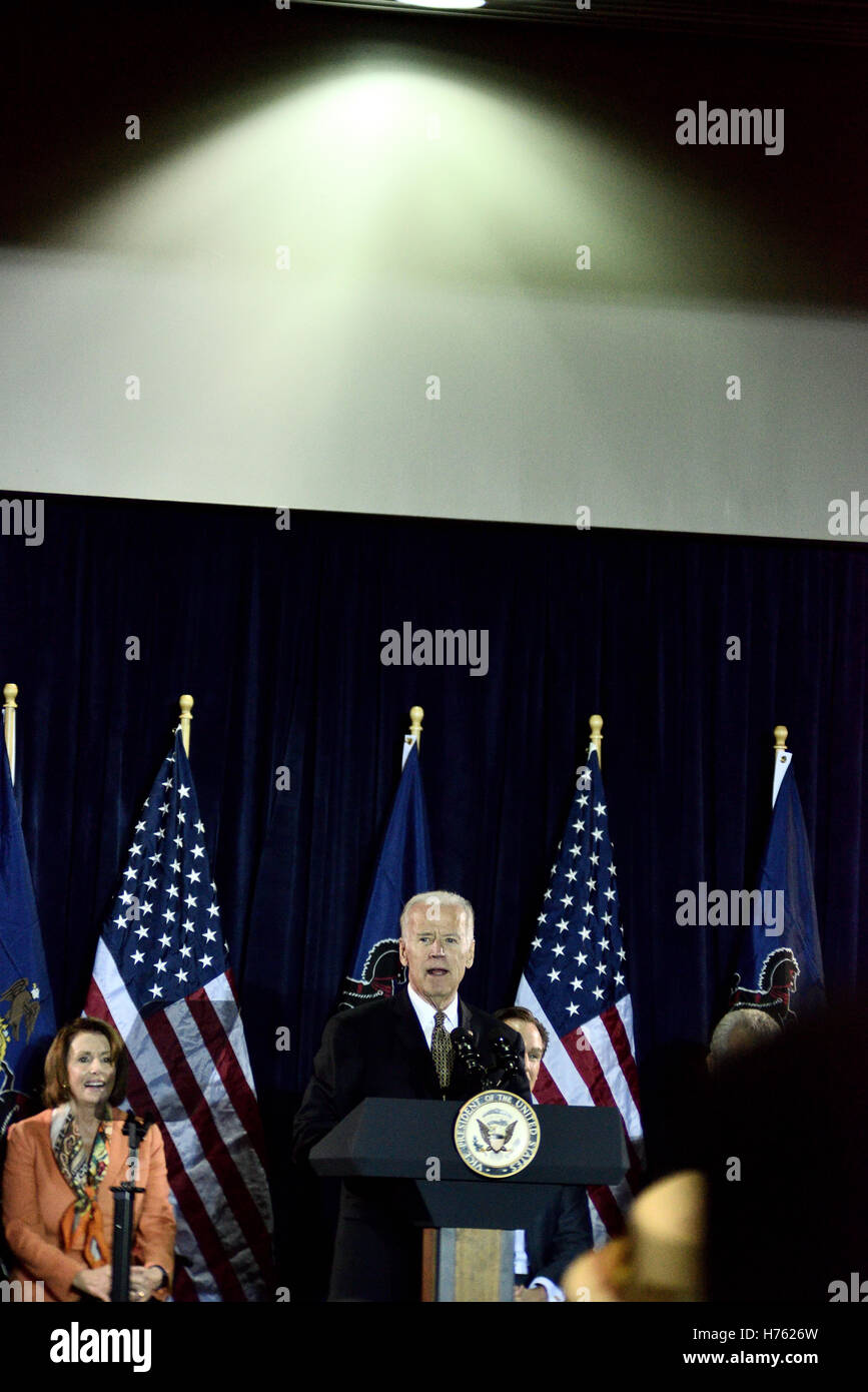 Vize-Präsident Joe Biden und Haus demokratische Führer Nancy Pelosi Überschrift Philadelphia demokratische City Committee Jefferson-Ja Stockfoto
