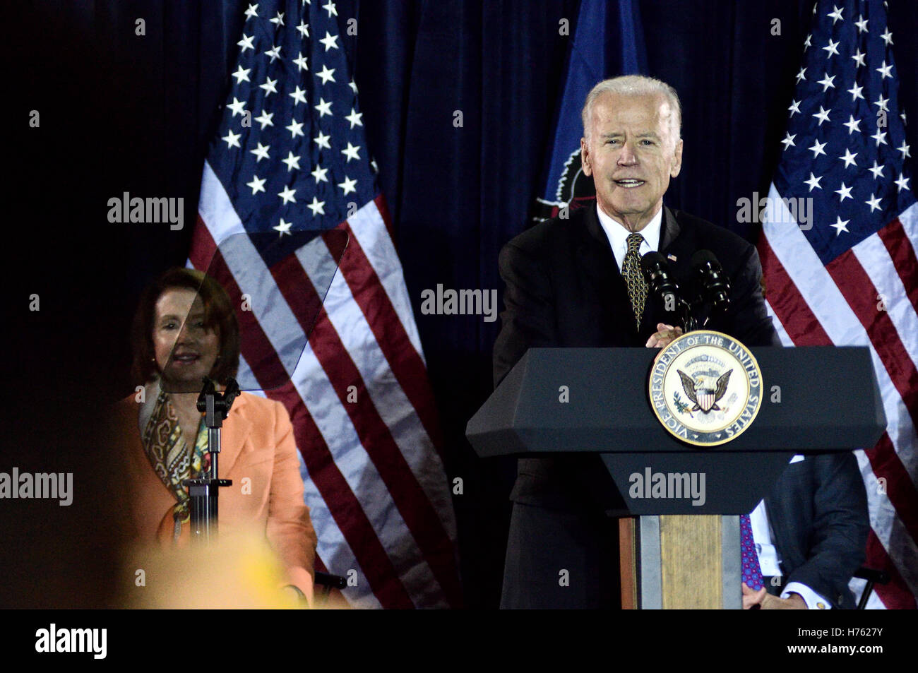 Vize-Präsident Joe Biden und Haus demokratische Führer Nancy Pelosi Überschrift Philadelphia demokratische City Committee Jefferson-Ja Stockfoto