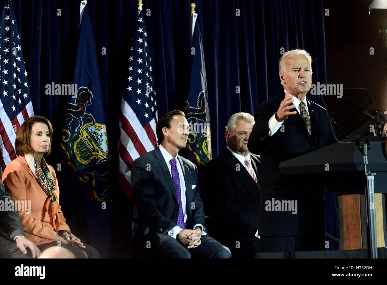 Vize-Präsident Joe Biden und Haus demokratische Führer Nancy Pelosi Überschrift Philadelphia demokratische City Committee Jefferson-Ja Stockfoto