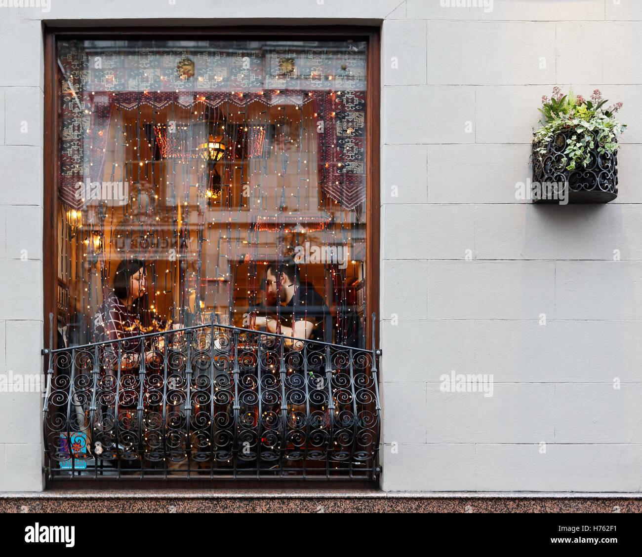 Glasgow Restaurant Windows erleuchtet von Weihnachtsschmuck Stockfoto