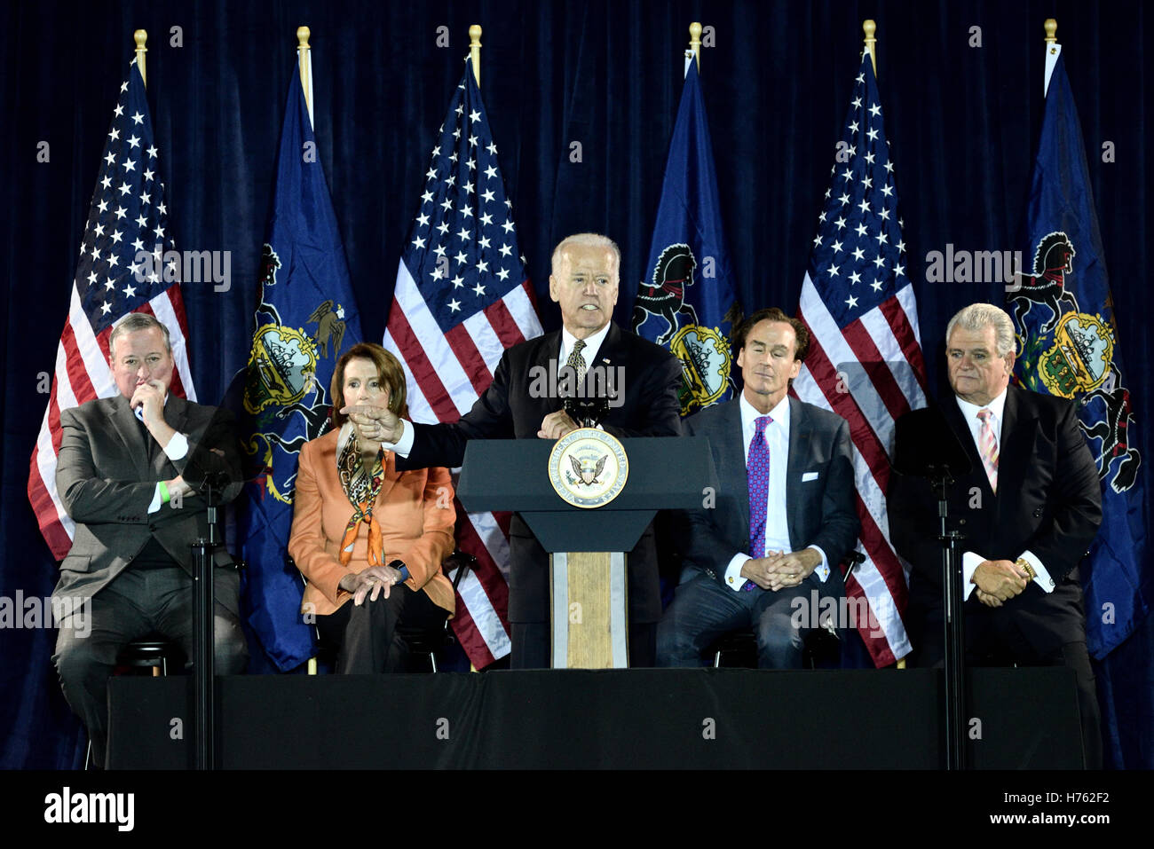 Vize-Präsident Joe Biden und Haus demokratische Führer Nancy Pelosi Überschrift Philadelphia demokratische City Committee Jefferson-Ja Stockfoto