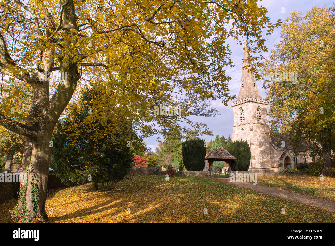 St. Mary Church im Herbst, Lower Slaughter, Cotswolds, Gloucestershire, England Stockfoto