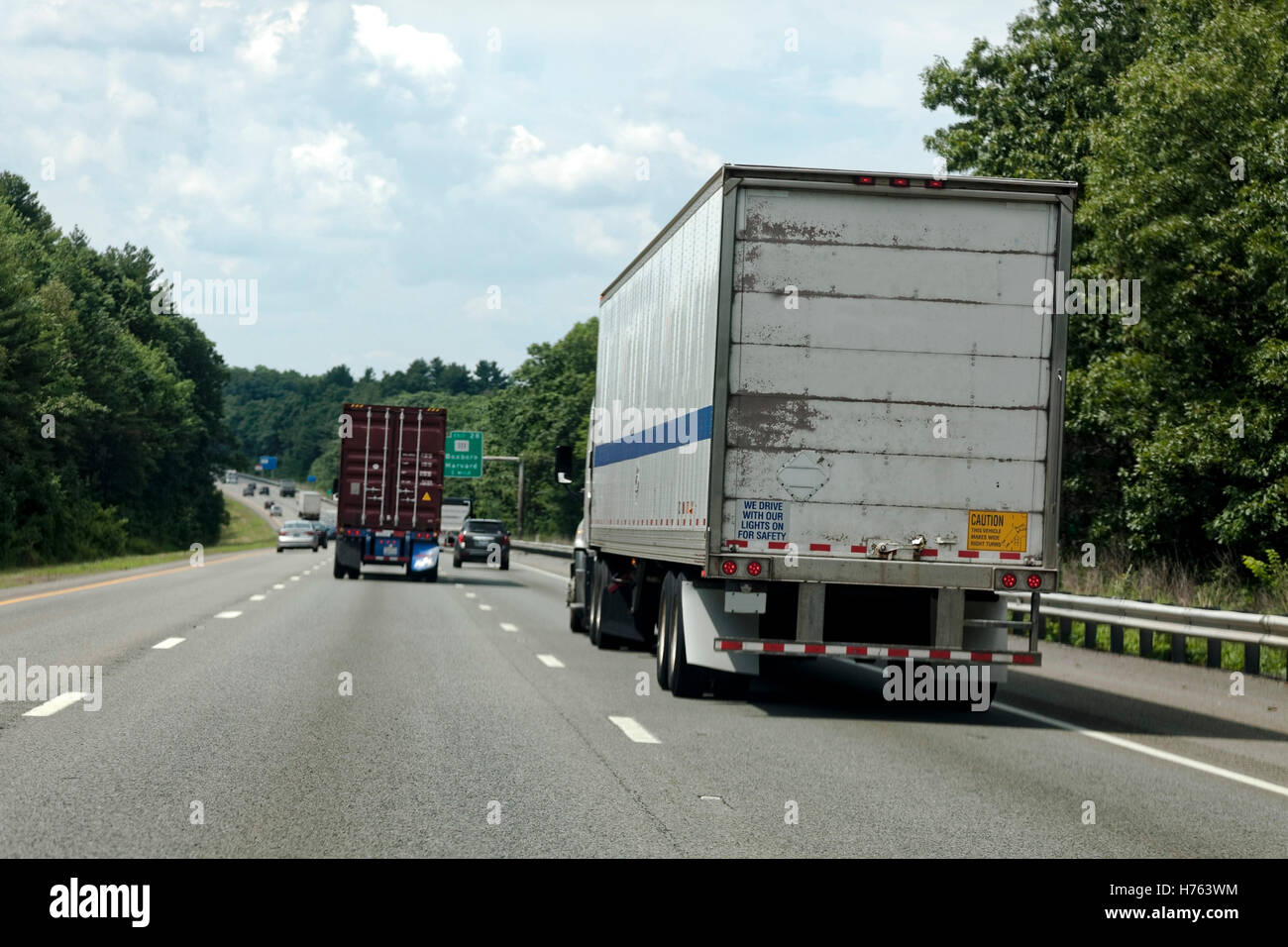 Rückansicht des Semi-LKW im Stau auf der Autobahn unter blauem Himmel Stockfoto