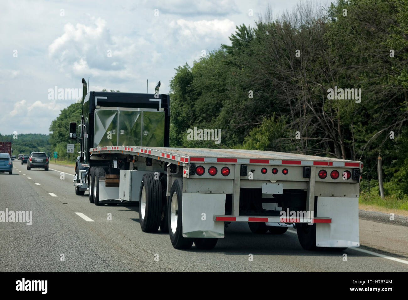 Rückansicht des leeren Tieflader auf der Autobahn Stockfoto