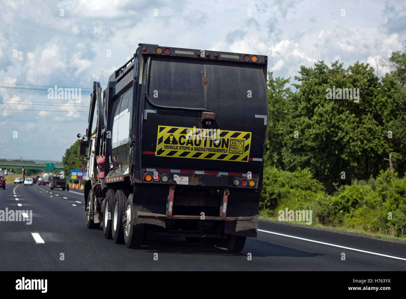 Rückansicht des industriellen Muldenkipper auf Autobahn Stockfoto