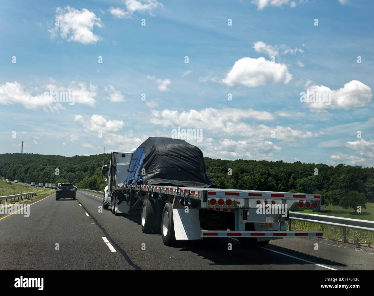 Tieflader schleppen Fracht Plane abgedeckt Stockfoto