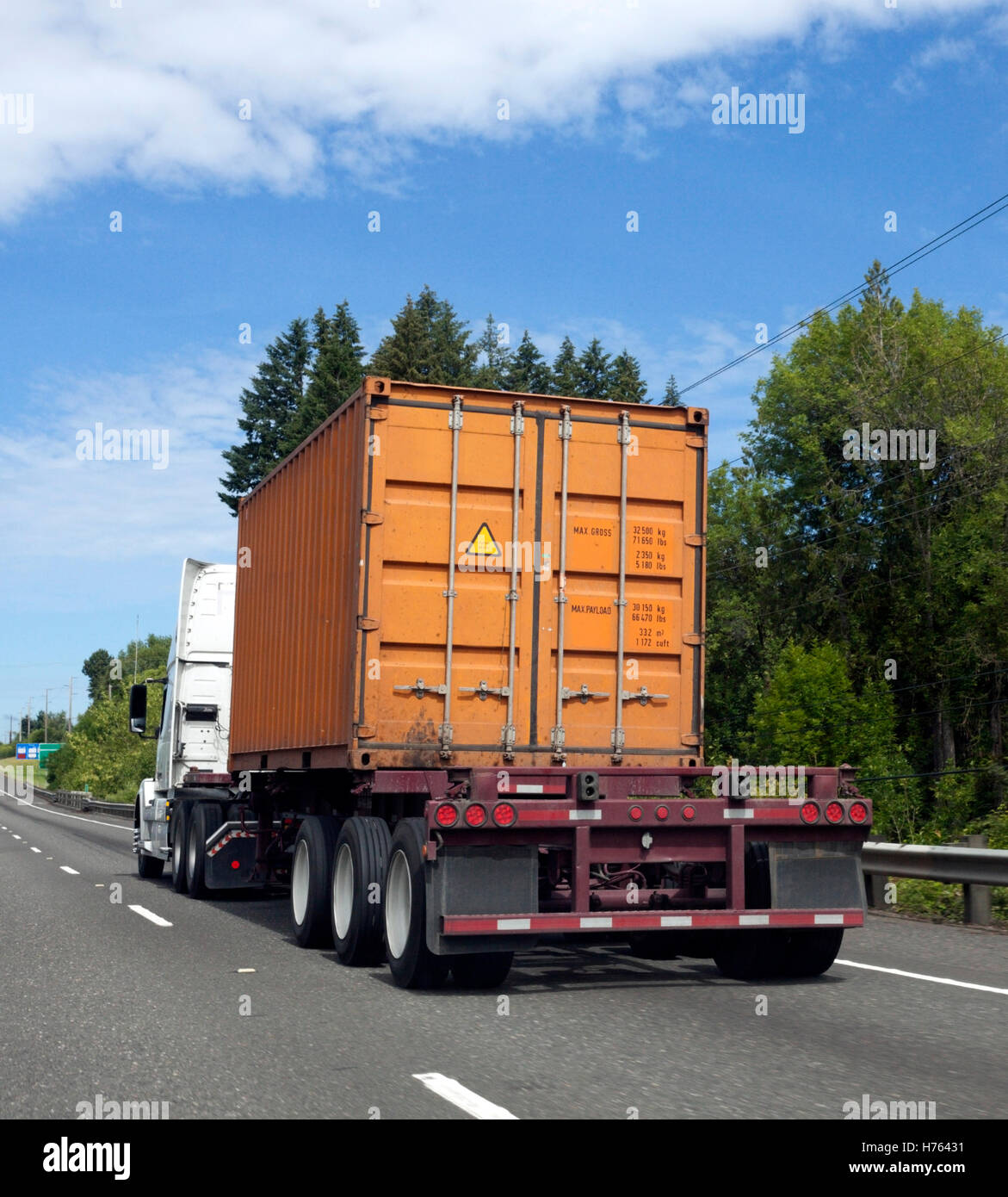 Tieflader orange Versandbehälter schleppen Stockfoto