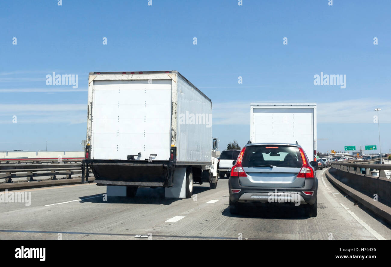 Van Lieferwagen im Verkehr Stockfoto
