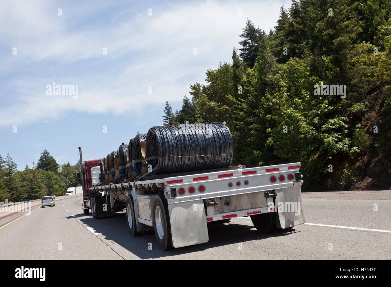 Flachbett halb schleppen gewickelten Draht Fracht auf der Autobahn. Stockfoto