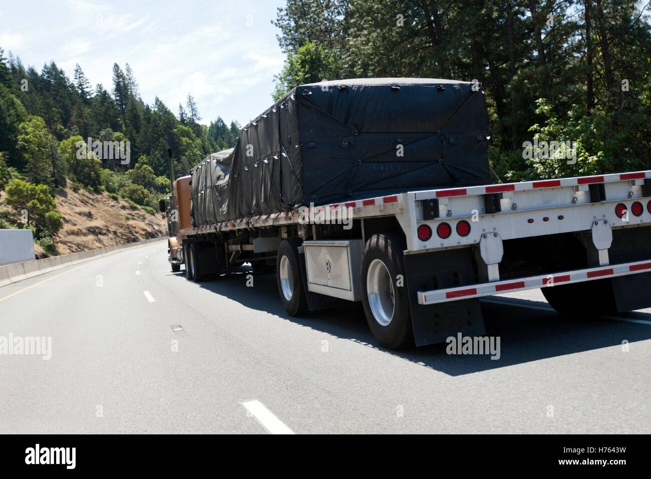 Tieflader schleppen Fracht Plane abgedeckt Stockfoto
