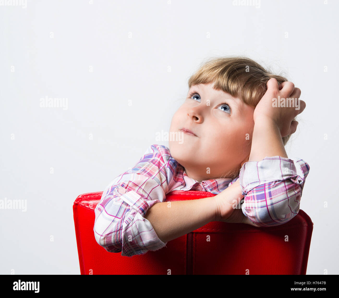 Kind träumt, den Stuhl zu erschließen Stockfoto