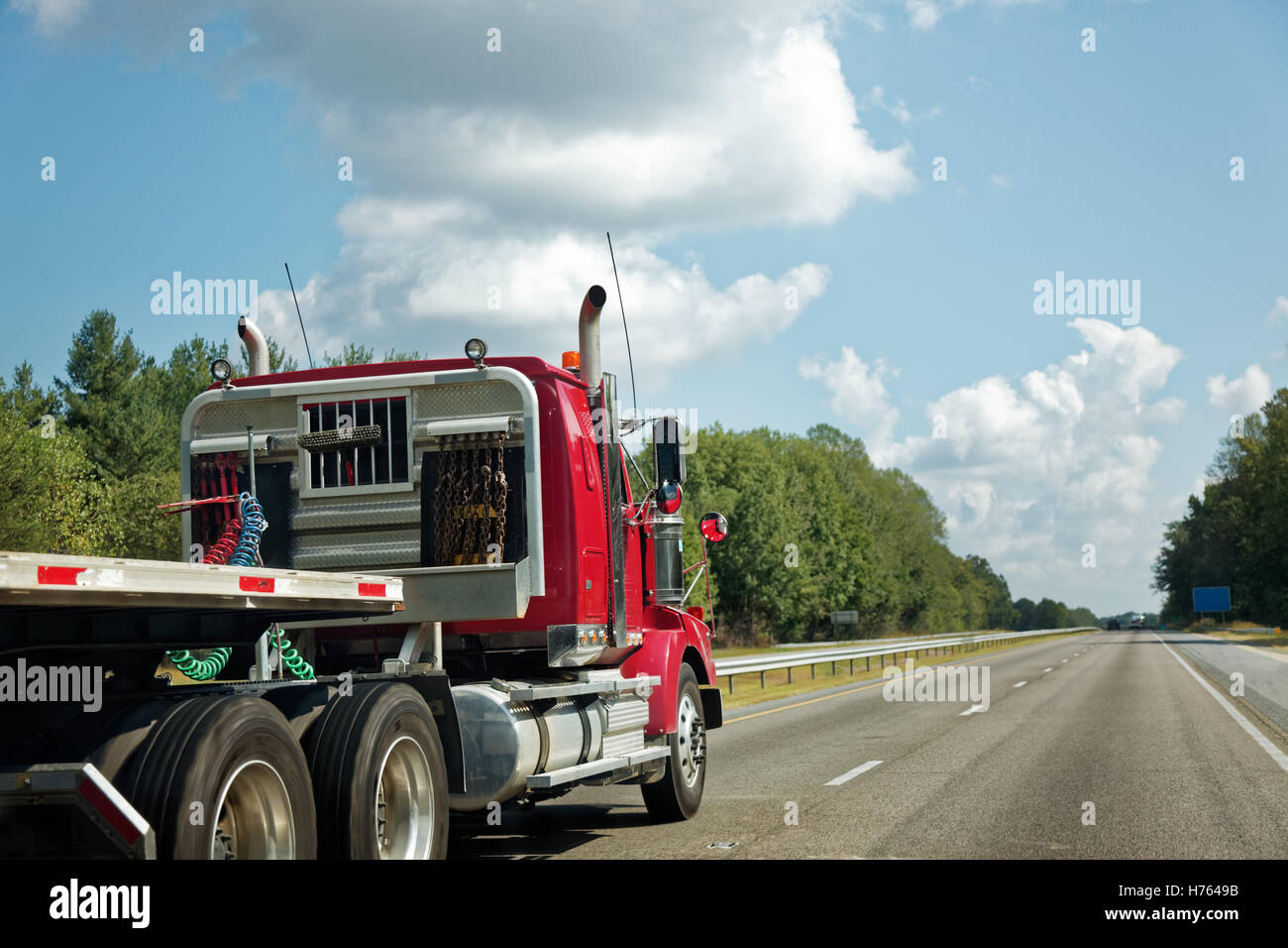 Roten Sattelschlepper in Rahmen von links Stockfoto