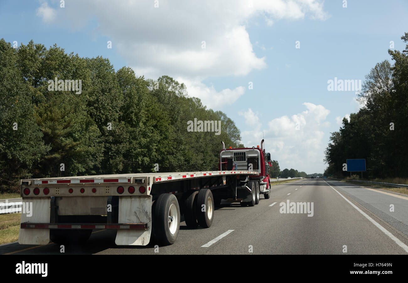 Flachbett-halb auf Autobahn Stockfoto