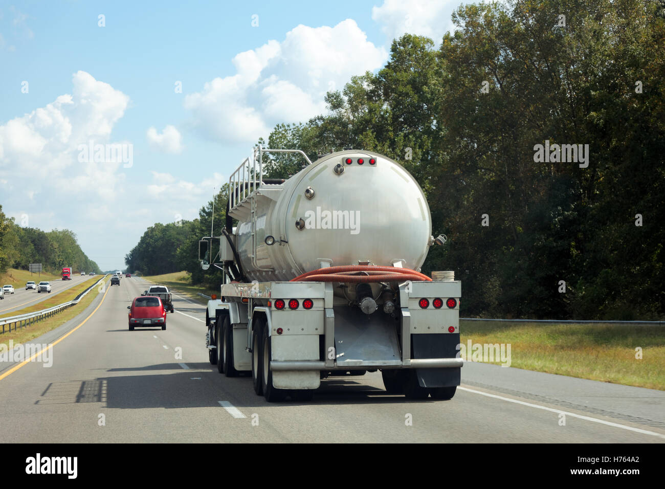 Kraftstofftanker auf Autobahn Stockfoto