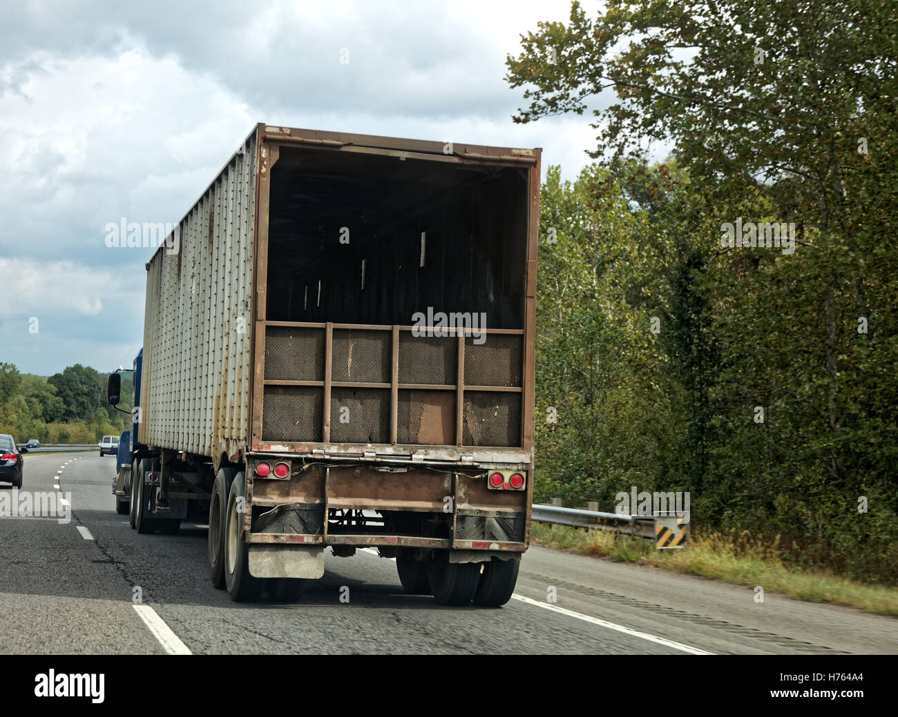 Rückansicht des Sattelschlepper mit offener Rücken Stockfoto