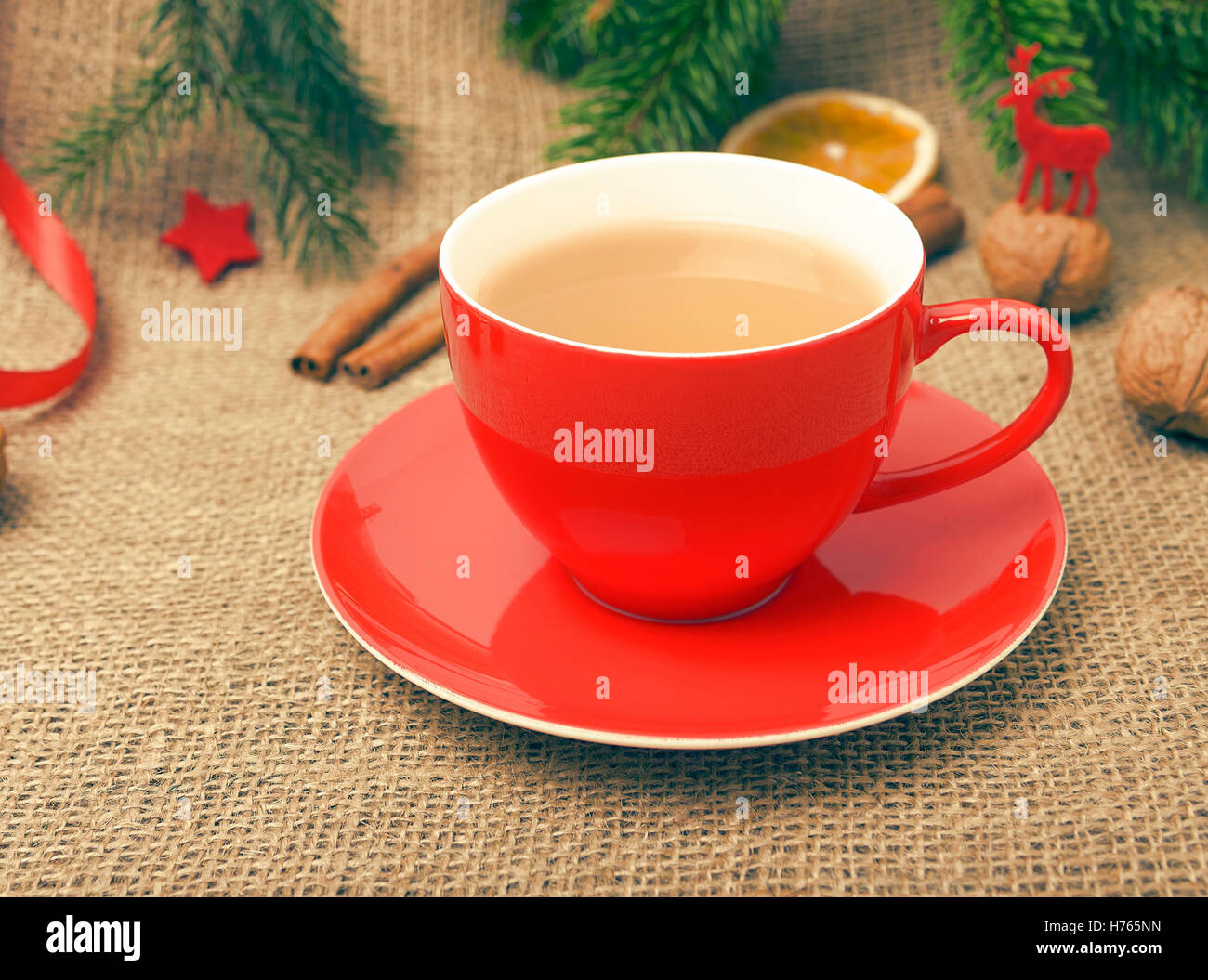 Rote Tasse in der Weihnachts-Dekor. Stockfoto