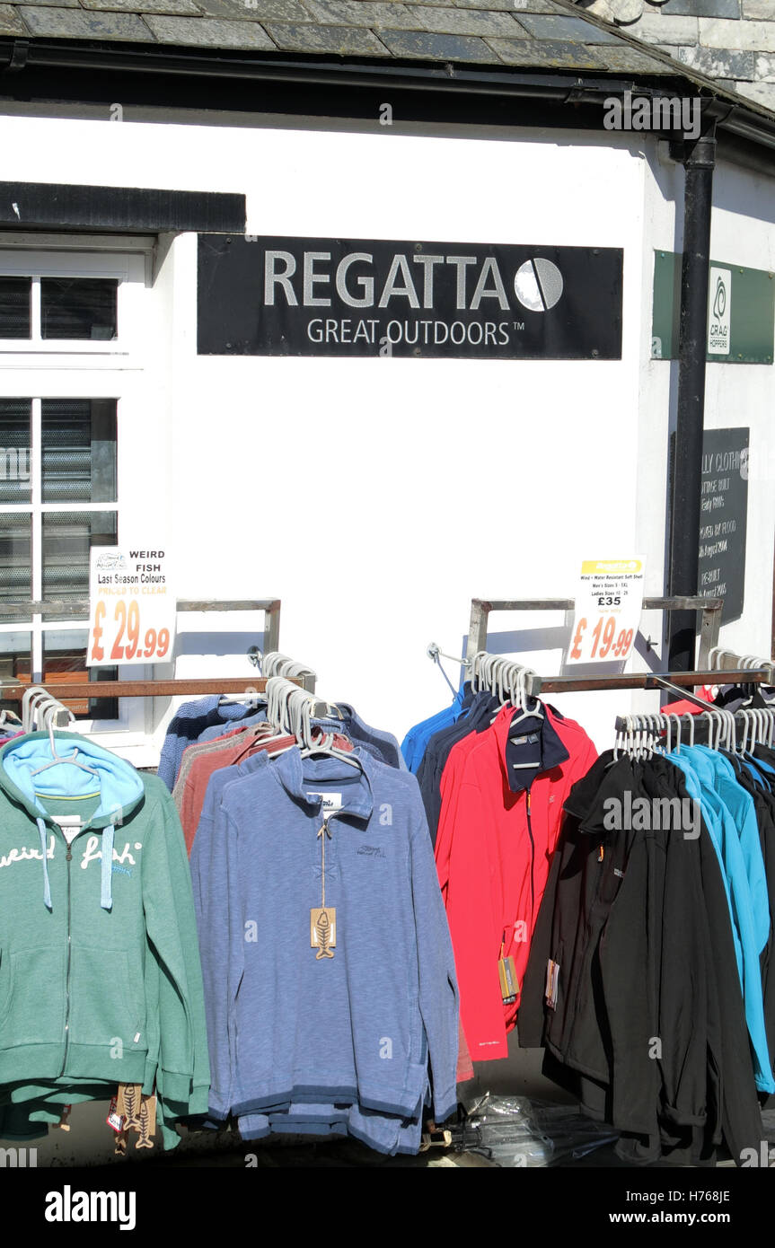 Outdoor Bekleidung Shop. Boscastle Dorf, Cornwall, England, Großbritannien Stockfoto