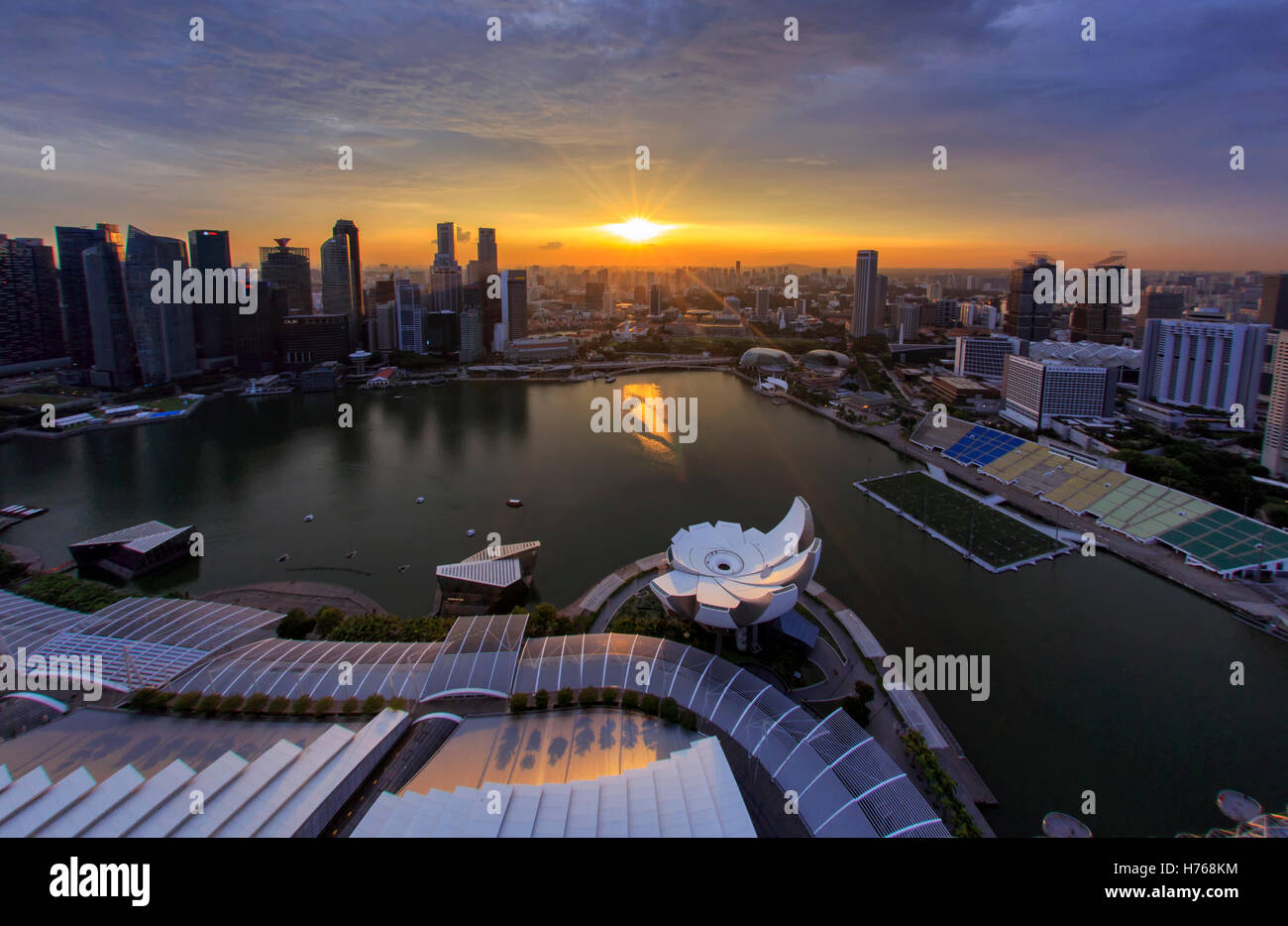 Skyline der Stadt und Hafen bei Sonnenuntergang, Singapur Stockfoto