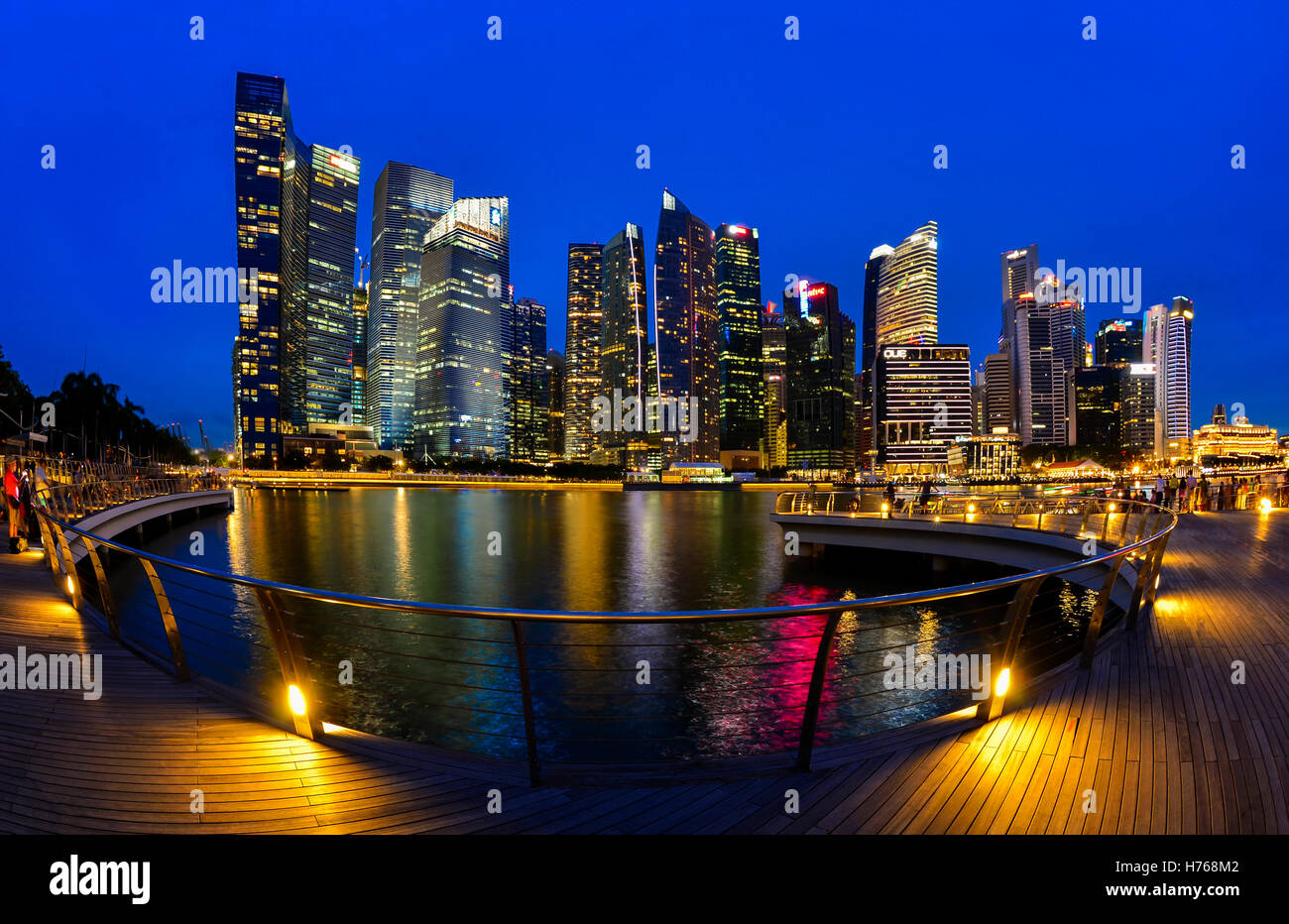 Skyline der Stadt und Hafen bei Sonnenuntergang, Singapur Stockfoto