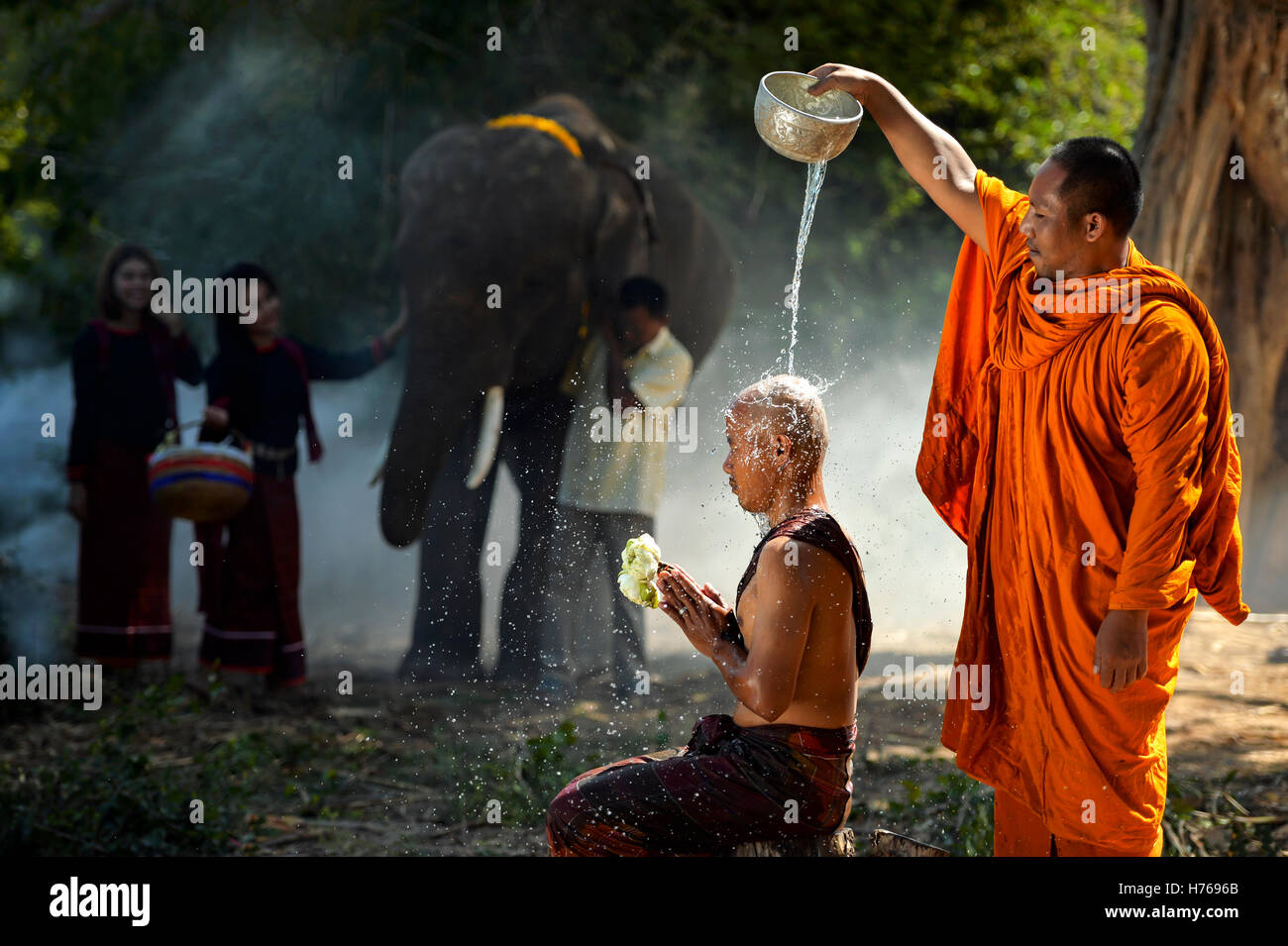 Porträt eines Mönchs gießt Wasser auf eine andere Mönche Kopf, Thailand Stockfoto