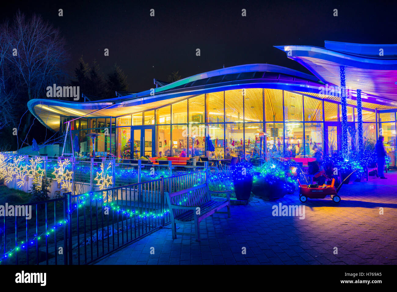 VanDusen Garten Besucherzentrum beim Festival der Lichter, VanDusen Botanical Garden, Vancouver, Britisch-Kolumbien, Kanada Stockfoto