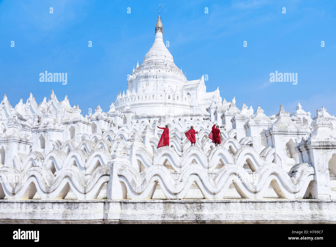 Drei Mönche im Tempel, Bagan, Myanmar Stockfoto