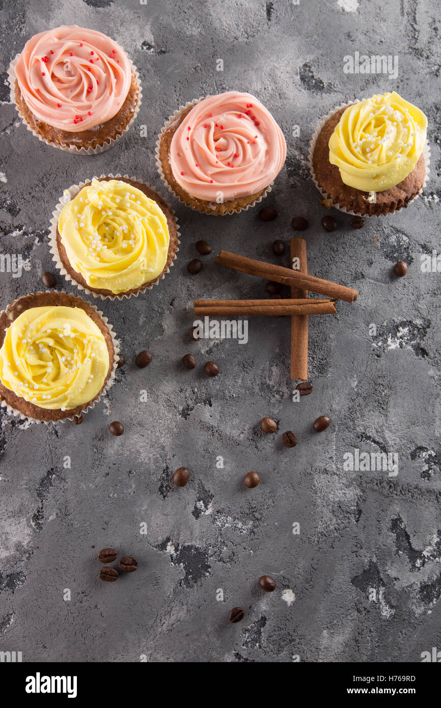 Cupcakes auf grauem Stein Hintergrund. Stockfoto