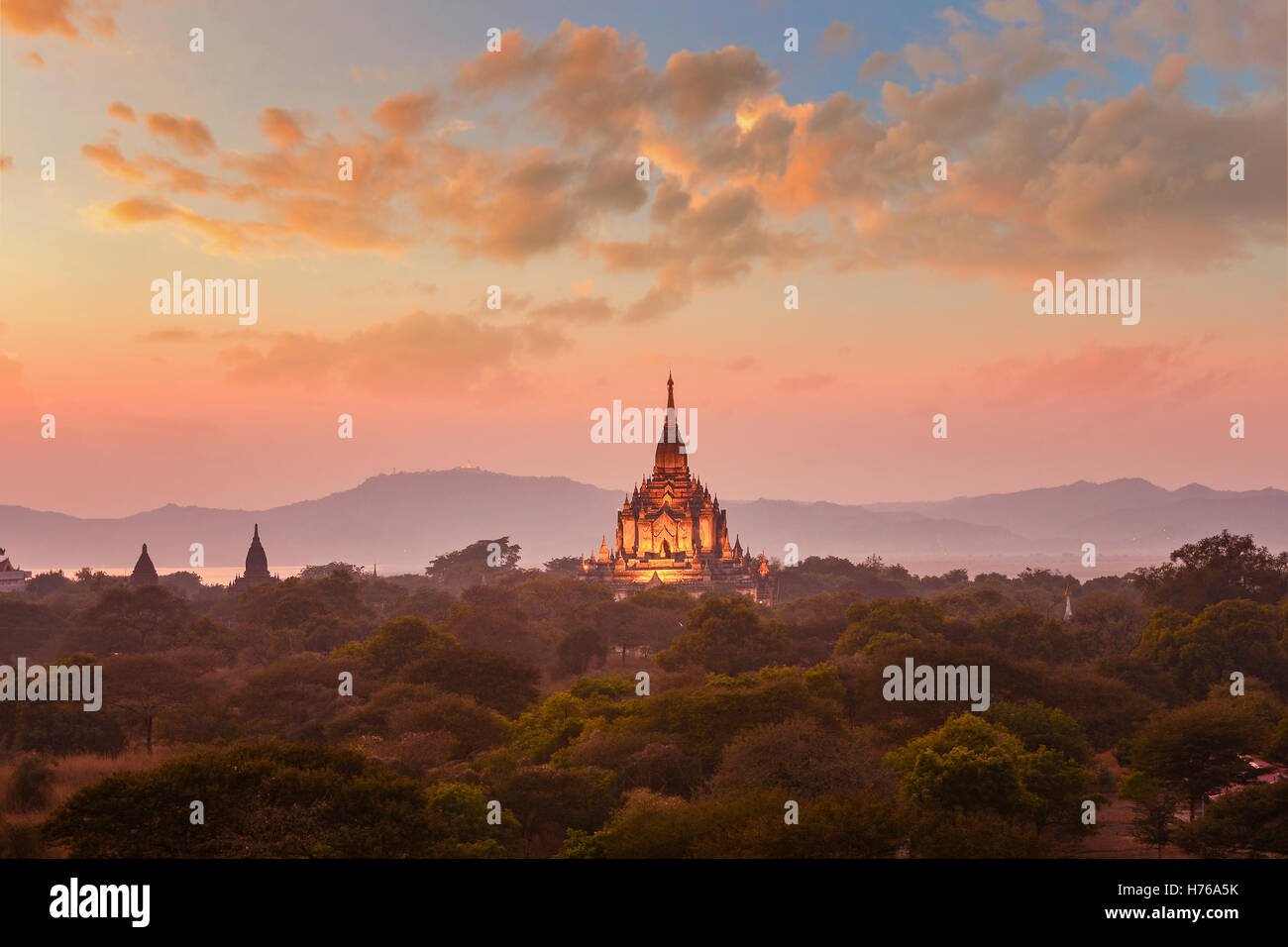 Antike Tempel bei Sonnenuntergang, Bagan, Myanmar Stockfoto