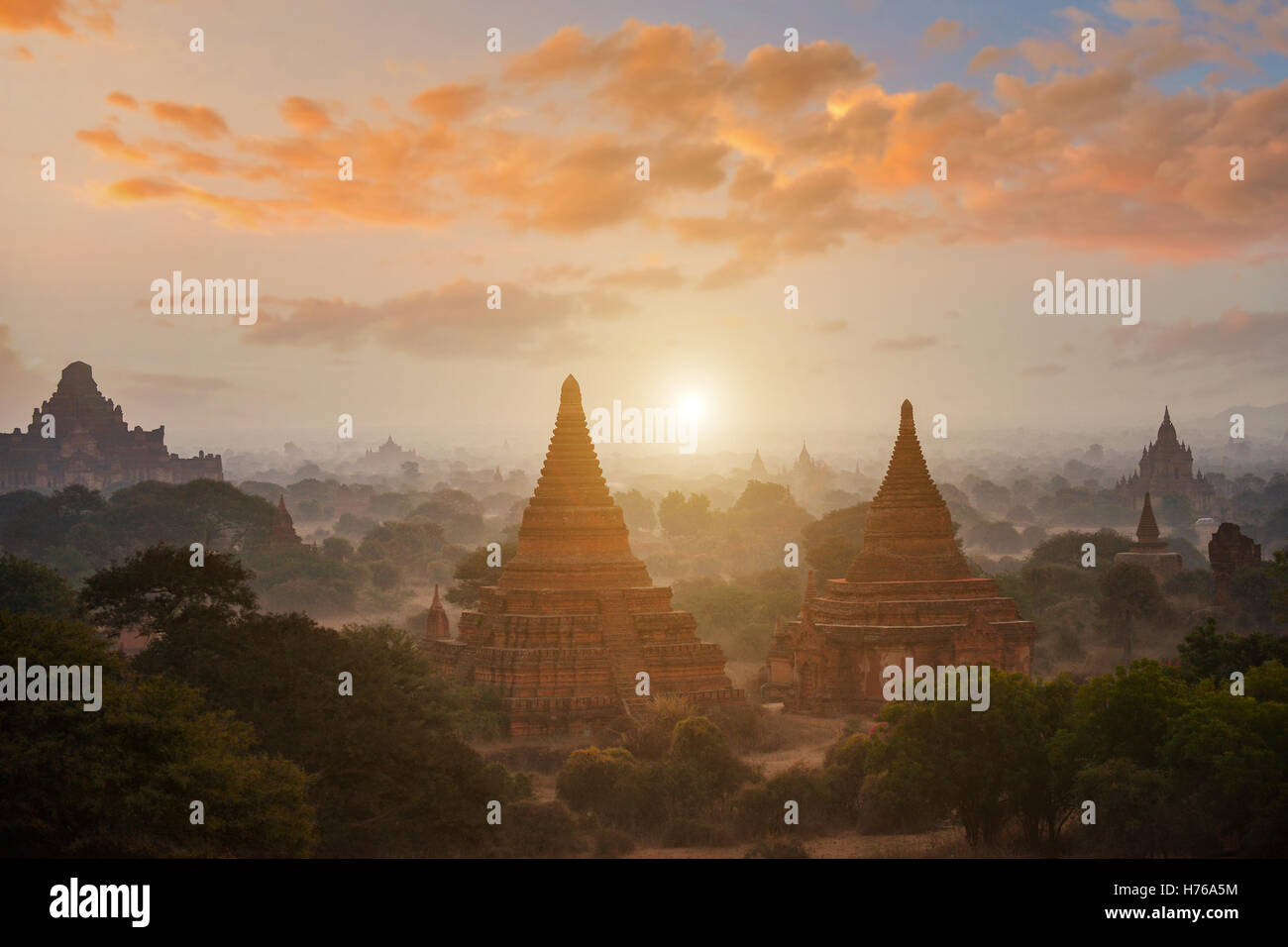 Antike Tempel bei Sonnenaufgang, Bagan, Mandalay, Myanmar Stockfoto