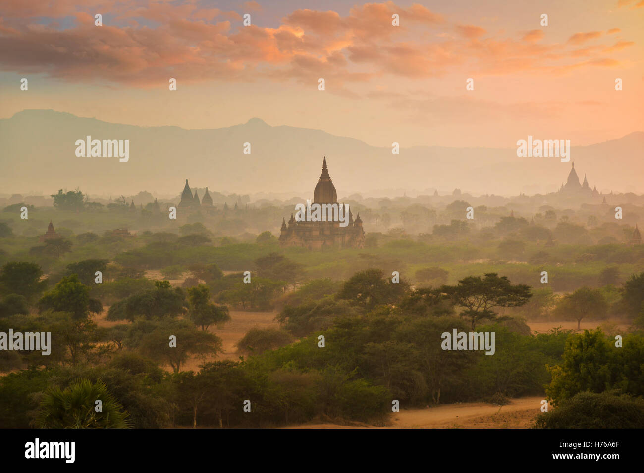 Antike Tempel bei Sonnenaufgang, Bagan, Mandalay, Myanmar Stockfoto