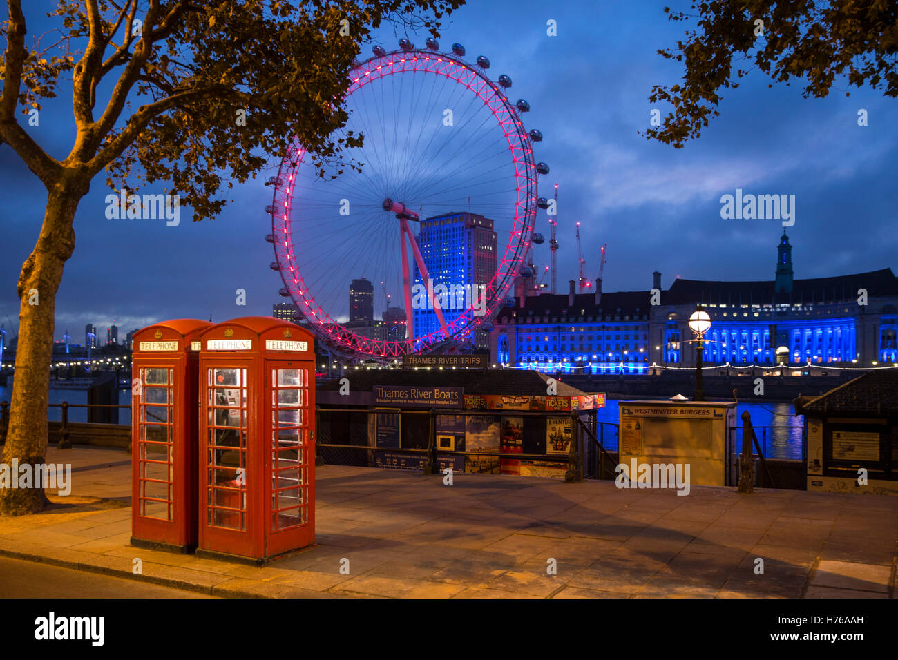 Rote Telefonzellen und dem London Eye, London, England, Mittwoch, 28. September 2016. Stockfoto