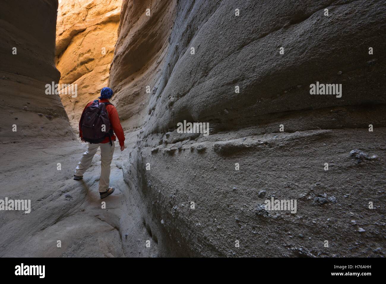 Mann Wandern Durch Palm Slot Canyon, Anza-Borrego Desert State Park, Kalifornien, Usa Stockfoto