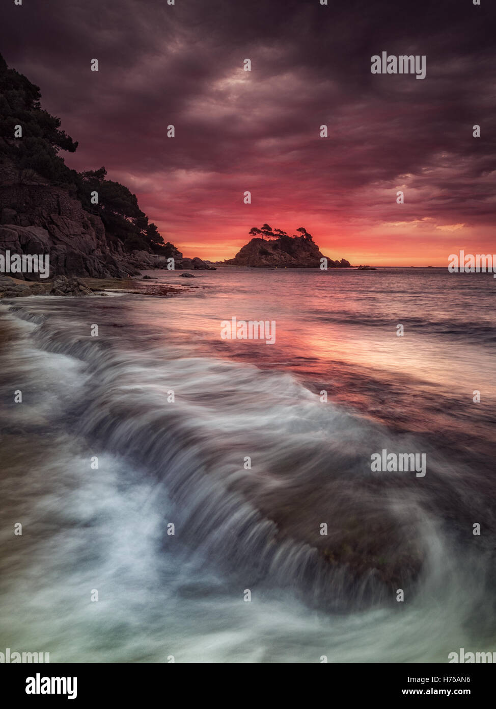 Sonnenaufgang über dem Strand, Girona, Costa Brava, Spanien Stockfoto