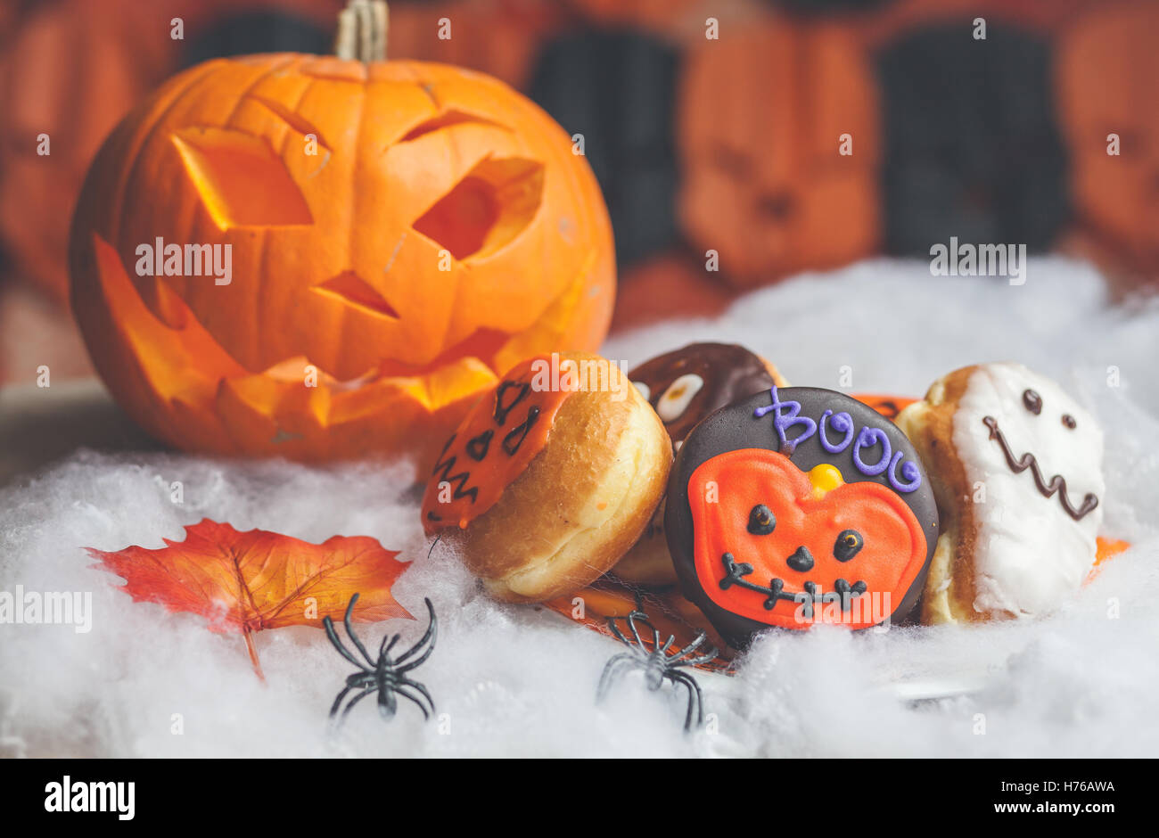 Halloween-Kürbis, Kunststoff Spider und festliche Torten Stockfoto