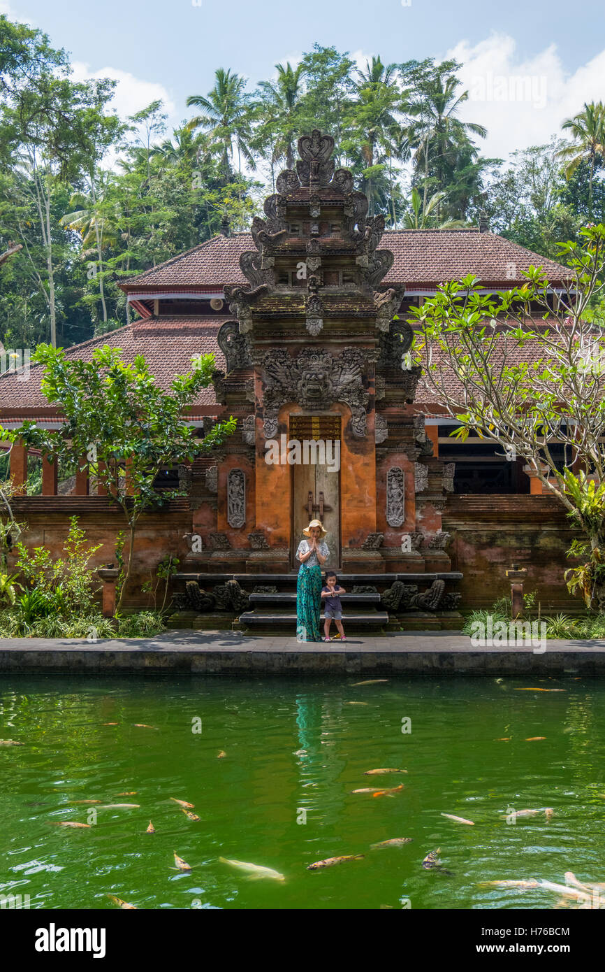 Frau und Mädchen stehen von Tirta Empul Tempel, Bali, Indonesien Stockfoto