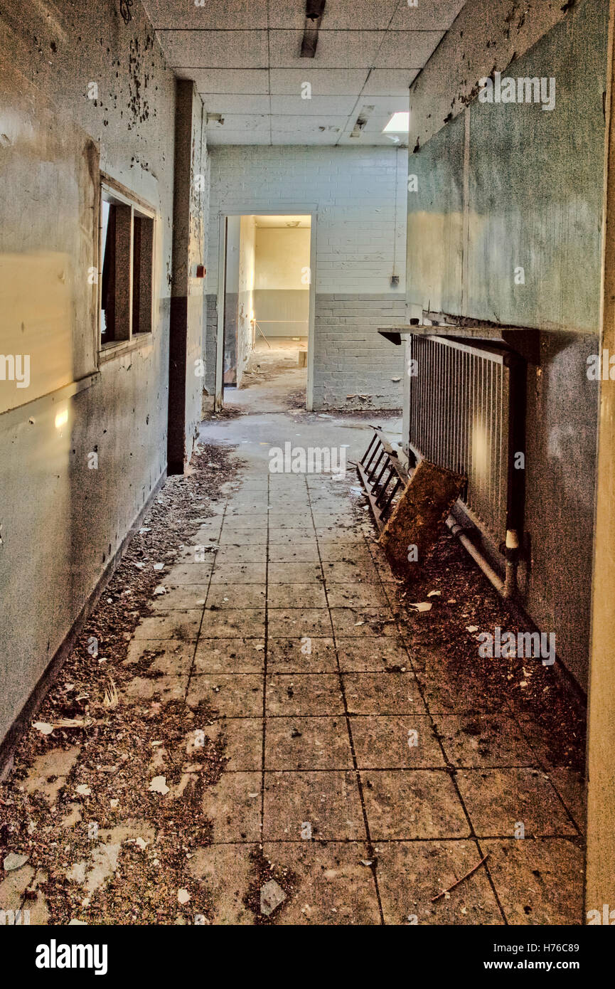 Verlassenen Werkstatt Korridor, urban Exploration, hdr Stockfoto