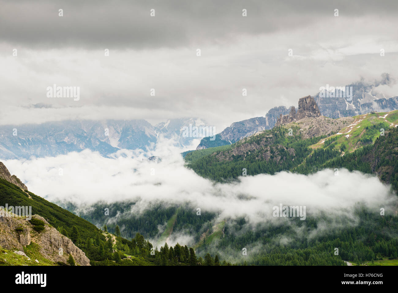 Blick auf den Cinque Torri-Bereich von der Lagazuoi auf der anderen Seite des Paso Falzarego in den Dolomiten, Italien. Stockfoto