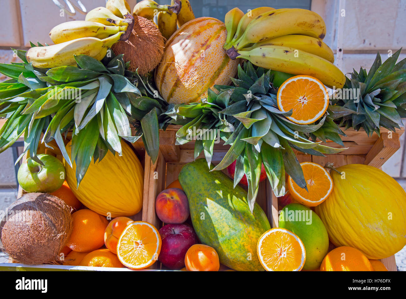 Haufen von tropischen Früchten mit Bananen, Ananas, Kokosnüsse und vieles mehr Stockfoto