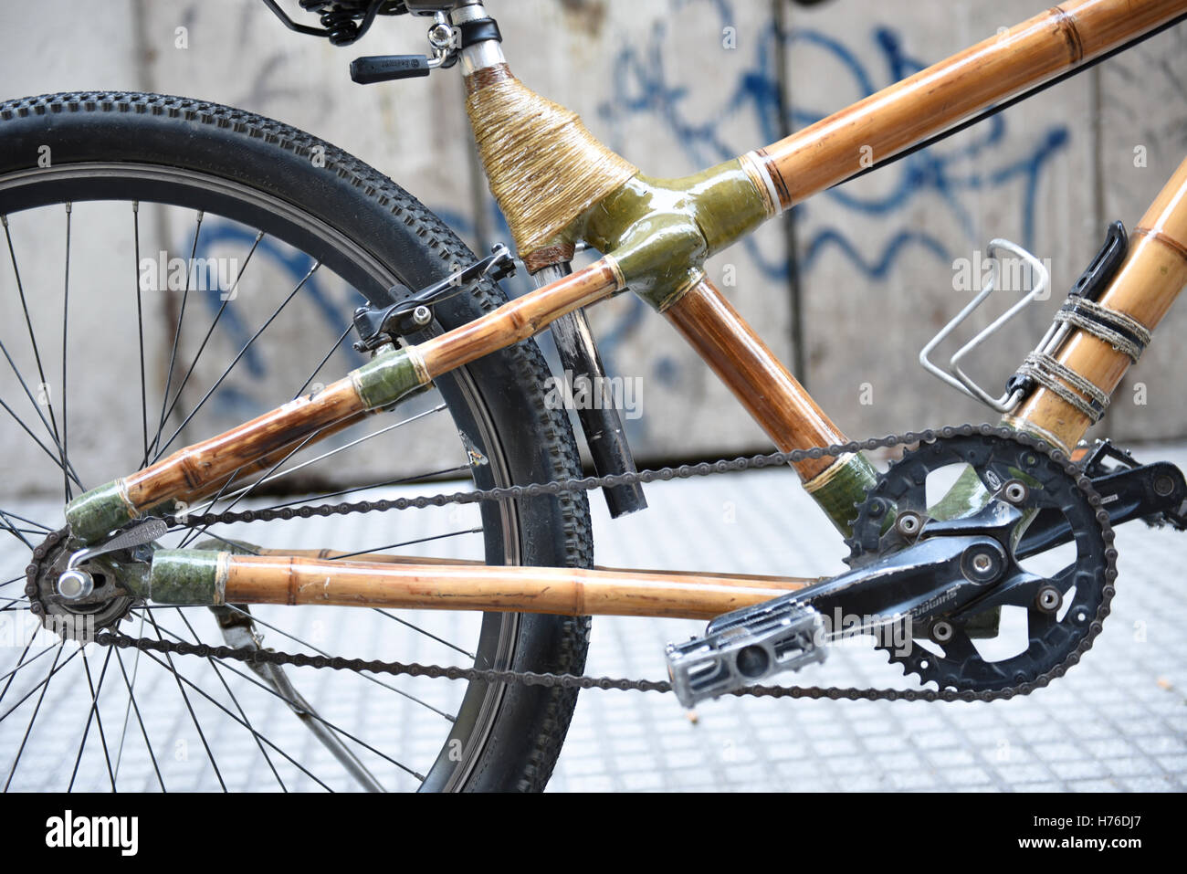 Bamboo bike -Fotos und -Bildmaterial in hoher Auflösung – Alamy