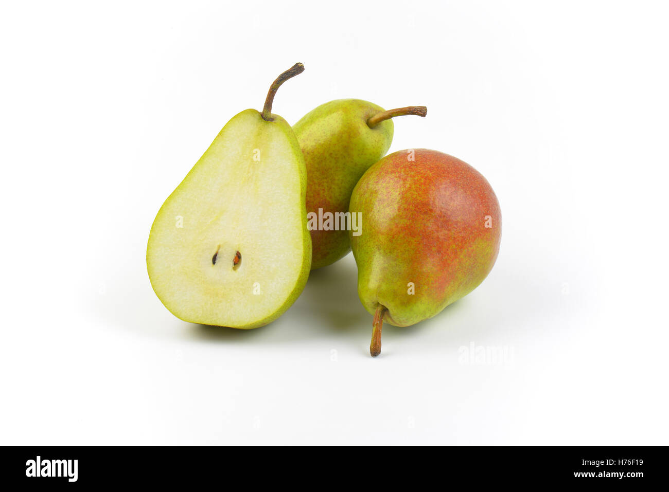 zwei und eine halbe reife Birnen auf weißem Hintergrund Stockfoto