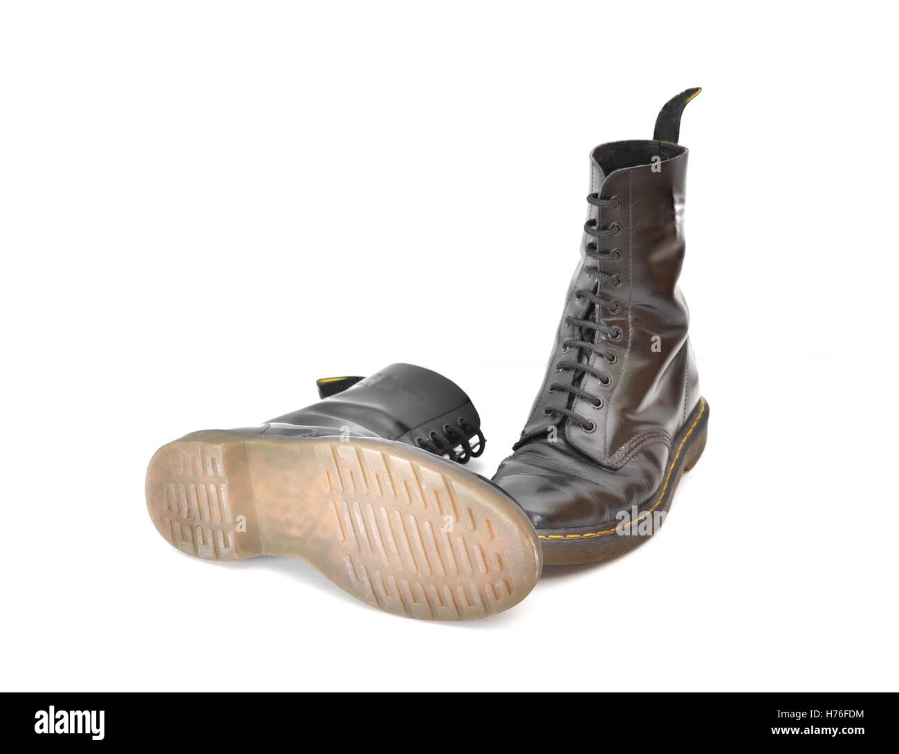 Ein paar von 10 Öse klassische schwarze Schnür Springerstiefel Stockfoto