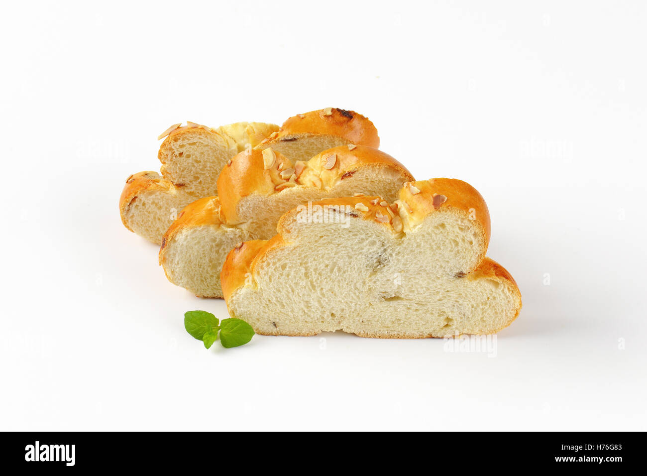 süße geflochtene Brotscheiben auf weißem Hintergrund Stockfoto
