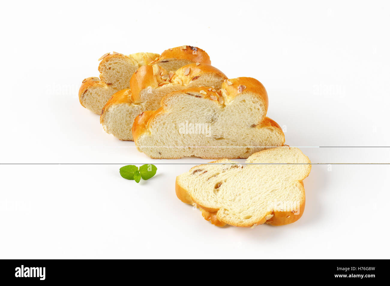 süße geflochtene Brotscheiben auf weißem Hintergrund Stockfoto