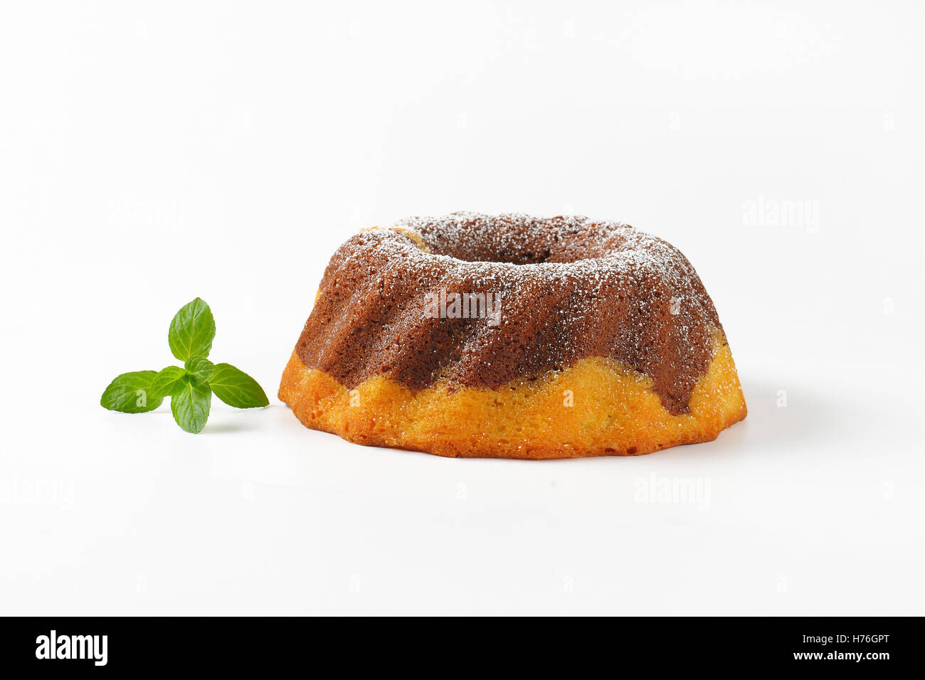 frisch gebackene Marmor Gugelhupf auf weißem Hintergrund Stockfoto