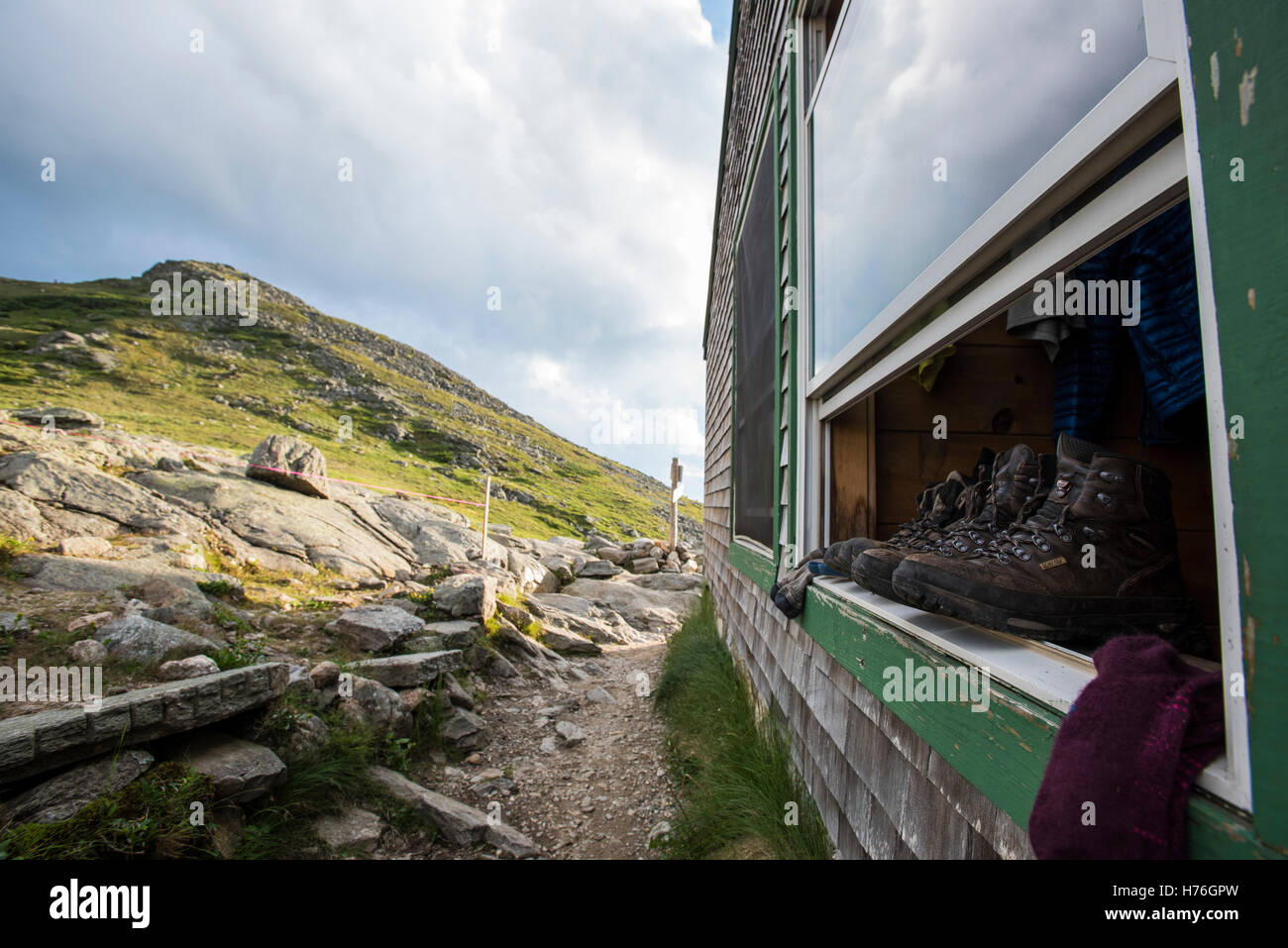 Kleidung und Schuhe in einem geöffneten Fenster an Seen der Wolken Hütte trocknen Stockfoto