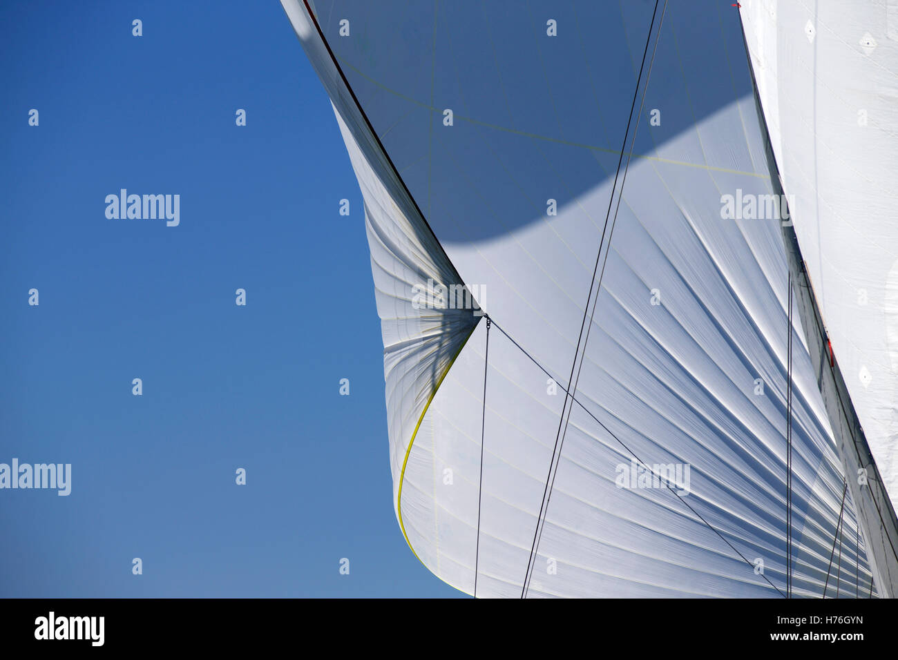 Segeln Sie, Detail und Spinnaker klassische Rennyacht Stockfoto